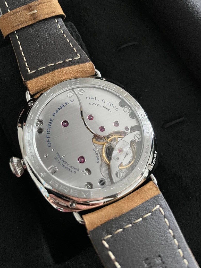 Le fond d'une montre Panerai laissant voir son mouvement mécanique, gravé CAL. P.3000, Swiss made, vingt et un rubis